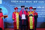 Anh hùng lao động Nguyễn Quang Mâu – Chủ tịch HĐQT GỐM ĐẤT VIỆT đón nhận danh hiệu Tiến sĩ danh dự của Viện Đại học Kỷ lục Thế giới