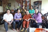 Lãnh đạo Bộ Y tế và Công đoàn Y tế Việt Nam đến thăm, tặng quà gia đình liệt sỹ, bác sĩ Đặng Thùy Trâm nhân dịp ngày 27/7