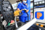 Giá xăng RON 95 xuống dưới 21.000 đồng/lít