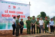 Tuổi trẻ Công an nhân dân thắp lửa tri ân, trao yêu thương đến vùng biên 