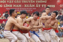 Hàng chục trai làng Thúy Lĩnh tranh nhau vật cầu may mắn đầu năm