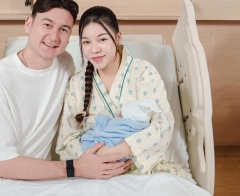Đặng Văn Lâm và vợ đón con trai đầu lòng