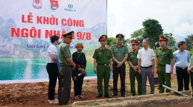 Tuổi trẻ Công an nhân dân thắp lửa tri ân, trao yêu thương đến vùng biên 