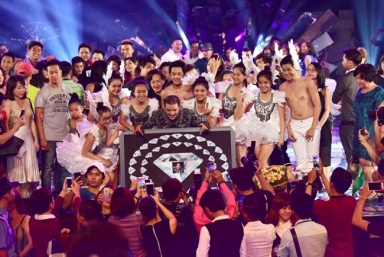 Đàm Vĩnh Hưng được fans bí mật làm sinh nhật trong liveshow 12 tỷ