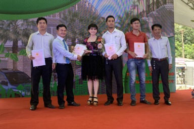 Trao Giấy chứng nhận quyền sử dụng đất cho khách hàng tại Dự án Phú Hồng Khang và Phú Hồng Đạt tại Thị xã Thuận An