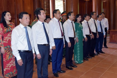 Lãnh đạo Hà Tĩnh dâng hương tưởng niệm Chủ tịch Hồ Chí Minh và các anh hùng, liệt sỹ