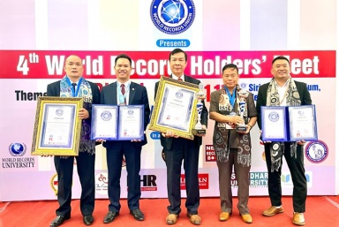 Anh hùng lao động Nguyễn Quang Mâu đón nhận danh hiệu Giáo sư danh dự của Viện Đại học Kỷ lục Thế giới