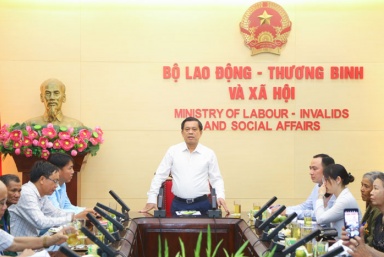 Thứ trưởng Nguyễn Bá Hoan tiếp thân mật đoàn đại biểu người có công Kon Tum
