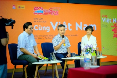 “Cùng Việt Nam” – Tuyển tập thơ phản chiến xúc động ủng hộ Việt Nam từ Tây Ban Nha