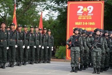 Học viên Công an luyện tập trong nắng nóng hơn 40 độ C chuẩn bị cho lễ diễu binh A80