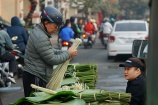 Giá lá dong tăng vọt, người dân dè dặt mua sắm