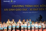 Trao học bổng “An sinh giáo dục - Xe đạp đến trường” cho trẻ em hiếu học tỉnh Hưng Yên