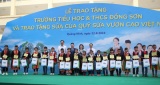 Lễ trao tặng Trường Tiểu học & THCS Đồng Sơn và Quỹ sữa Vươn cao Việt Vam trao tặng sữa cho trẻ em tỉnh Quảng Ninh.