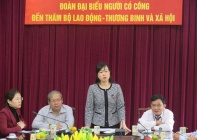 Deputy Minister Dao Hong Lan welcomed the delegation of people with meritorious service from Kon Tum province