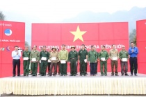 Chương trình “Tháng Ba biên giới” năm 2019: Trao quà trị giá hơn 1,5 tỷ đồng cho học sinh và gia đình chính sách có hoàn cảnh khó khăn tại Hà Giang