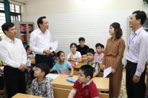 MOLISA Minister Dao Ngoc Dung presents gifts to disadvantaged children