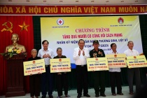 Phó Thủ tướng Trương Hòa Bình và Bộ trưởng Đào Ngọc Dung tặng quà gia đình chính sách tại Quảng Trị