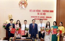 Minister Dao Ngoc Dung handed over the recruitment Decision to excellent candidates