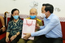 Minister Dao Ngoc Dung presents gifts to revolutionary contributors