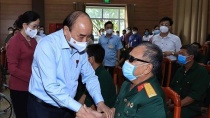 State President presents gifts to invalids in Ha Nam