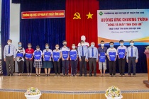 VLUTE tặng máy tính bảng cho học sinh  khó khăn