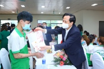 Minister Dao Ngoc Dung visits and pesents Tet gifts in Thanh Hoa