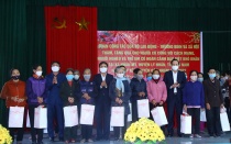 Minister presents Tet gifts to veterans and policy beneficiaries in Ha Nam