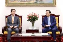 Minister Dao Ngoc Dung receives a member of the National Assembly of the Republic of Korea