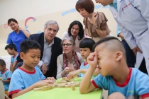 Deputy Minister Nguyen Thi Ha welcomed US Congressman to visit disabled children in HCMC