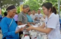 Bắc Giang triển khai thực hiện chi trả chính sách an sinh xã hội không dùng tiền mặt