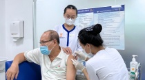 Lo ngại bệnh cúm, người dân đổ xô đi tiêm chủng vaccine phòng bệnh 