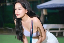 Mai Phương Thúy khoe vóc dáng nóng bỏng trên sân tennis