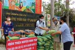 Đồng Nai: Lực lượng dân quân hỗ trợ tích cực cho người bán vé số nghèo, người khuyết tật