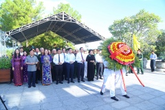 Bộ trưởng Đào Ngọc Dung và đại biểu người có công dâng hương viếng các anh hùng liệt sĩ tại Nghĩa trang liệt sĩ thành phố Huế