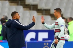 Ronaldo tuyên bố mình giỏi nhất, 'chê' Mbappe không biết đá tiền đạo