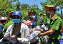 Hỗ trợ lao động khó khăn được về lại địa phương