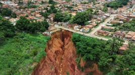 Hố tử thần khổng lồ 'xé toạc' thị trấn ở Brazil, hàng nghìn người mất nhà