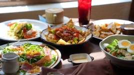 Bữa ăn đắt đỏ brunch hút khách dịp 8/3