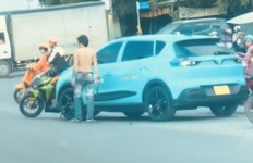 Người đàn ông cầm hung khí chặn xe taxi vì nghi vợ ở bên trong