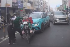 TP HCM: Triệu tập nữ tài xế ô tô và người đàn ông đánh nhau ở quận 3