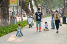 Trẻ em 'đua xe điện', người lớn phóng xe máy trên phố đi bộ Trần Nhân Tông