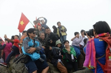 Cảnh chen chúc, xô đẩy trên ‘’nóc nhà Đông Dương’’: Báo Anh lên tiếng