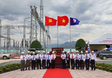 Gắn biển công trình chào mừng Đại hội đại biểu Đảng bộ Tập đoàn Điện lực Việt Nam lần thứ III