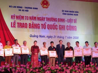 Chủ tịch Quốc hội Nguyễn Thị Kim Ngân trao bằng Tổ quốc ghi công cho thân nhân liệt sĩ tỉnh Quảng Nam