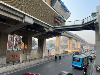 Hà Nội: Tàu điện trên cao cũng chen chúc