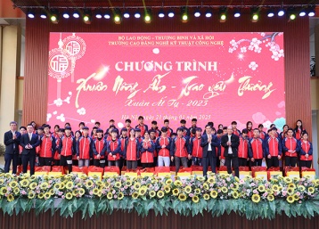 Mang Xuân nồng ấm tới học sinh sinh viên có hoàn cảnh khó khăn