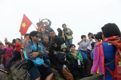 Cảnh chen chúc, xô đẩy trên ‘’nóc nhà Đông Dương’’: Báo Anh lên tiếng