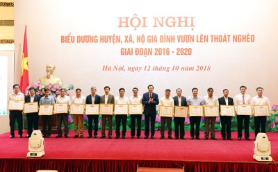 Tôn vinh các huyện, xã, cá nhân thoát nghèo bền vững