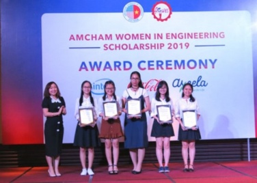  45 nữ sinh viên ngành kỹ thuật nhận học bổng của AmCham 