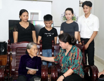 NA Chairwoman Nguyen Thi Kim Ngan honors war invalids, martyrs